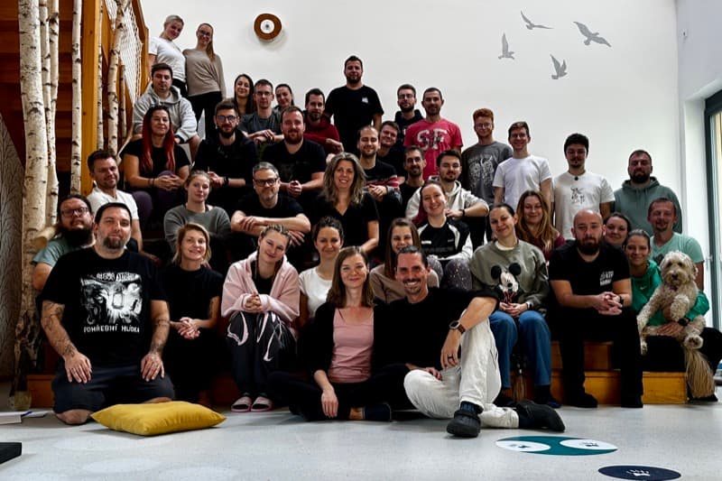 Účastníci workshopu Pět dohod při skupinové aktivitě - osobní rozvoj inspirovaný knihami Čtyři dohody