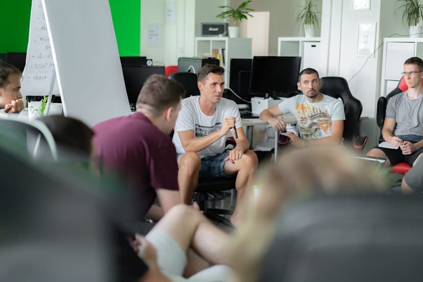 Skupina účastníků na dvoudenním workshopu Pět dohod - společná fotografie z akce