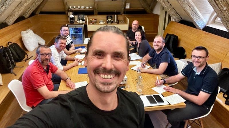 Interaktivní cvičení na workshopu osobního rozvoje Pět dohod s lektorem Martinem Fuksem